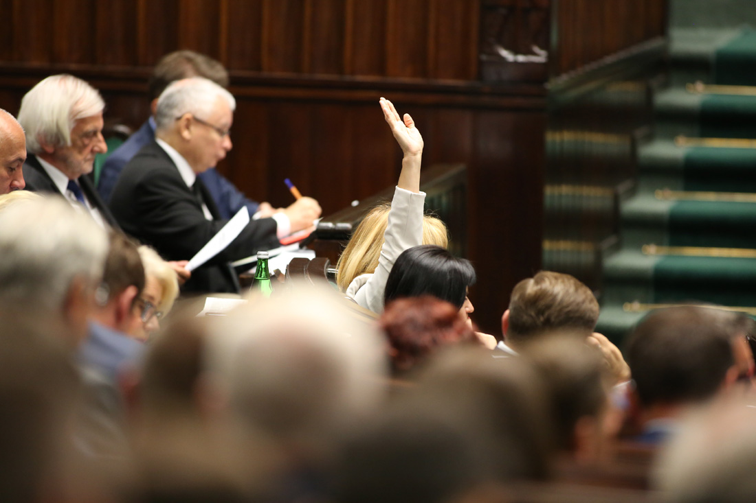 Tusk przemawiał, a prezes... Jest sensacyjna relacja z tajnych obrad, TAK zachowywali się politycy PiS. „Byli przerażeni”
