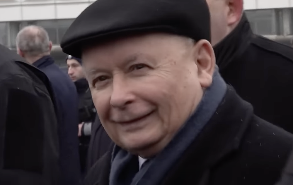 Podjechali pod dom, w którym mieszka Kaczyński i wszystko zobaczyli. A kto to przywiózł prezesowi koszyczek ze święconką?