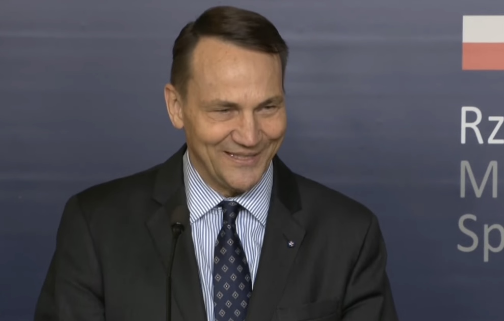 Radosław Sikorski dał do pieca, biskupi muszą być w szoku! „Niech zrzuci sukienkę i zapisze do PiS-u”