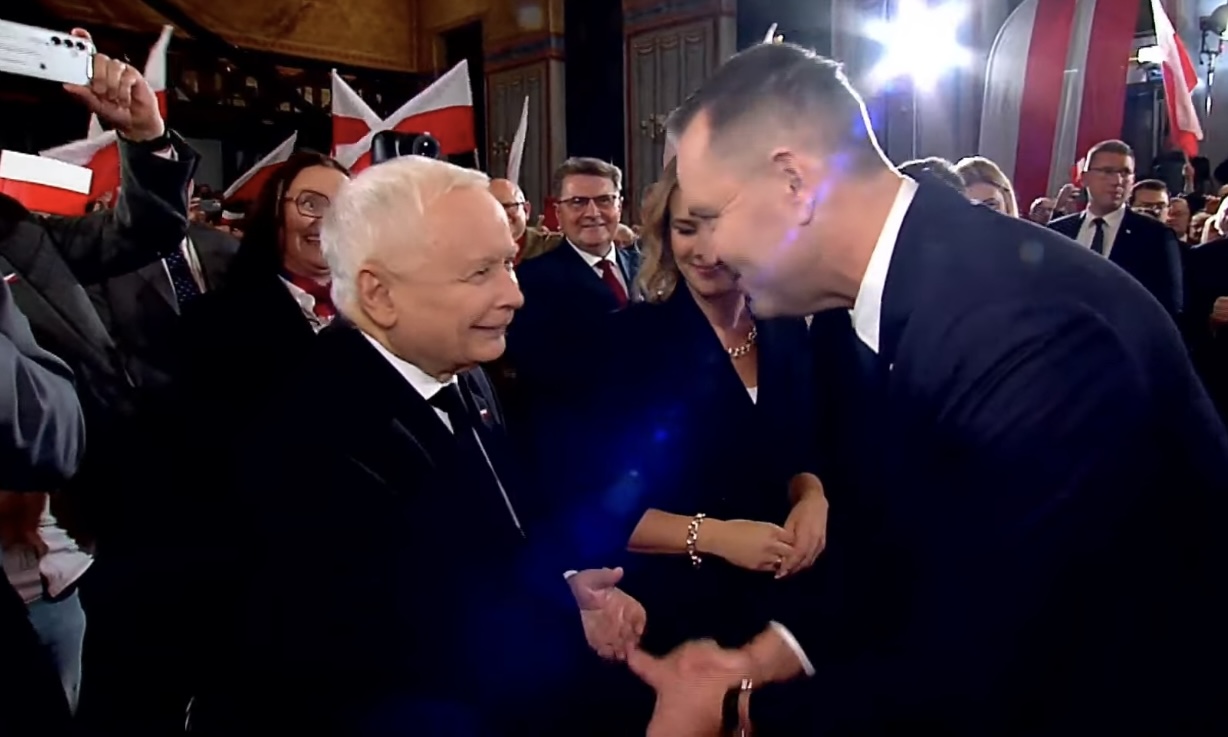 Wydało się! To TEN polityk PiS najbardziej podkopuje Nawrockiego. „Biega do prezesa i...”