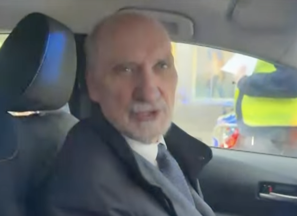 A jemu co się stało? Macierewicz przybył na Nowogrodzką, wszyscy zwrócili uwagę na TEN szczegół
