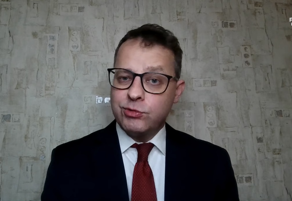 Romanowski wydał ostatnie pieniądze na chatę i ukrywa się w TYM kraju?! „Nie potrzeba paszportu”