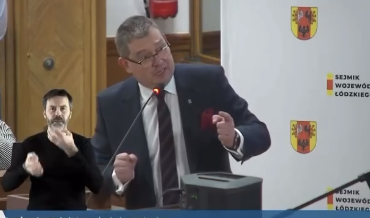 Radny PiS poszedł do teatru i nie może dojść do siebie. Aż zaczął śpiewać z mównicy! "Choćbyś prącie wsadził w..."