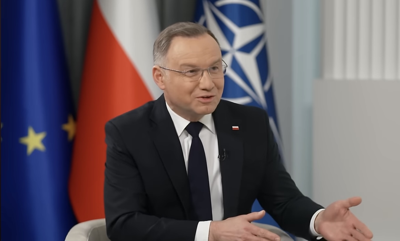 Mieszka przez ścianę z Andrzejem Dudą i się boi. O wszystkim opowiedział! "Pod dębem sobie chodzi"