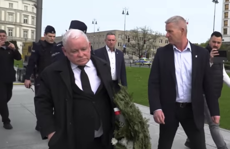 Tak to sobie wymyślili! Kaczyński schowa się do szafy i wyjdzie dopiero po wyborach. "Ludzie w to nie wierzą, ale..."
