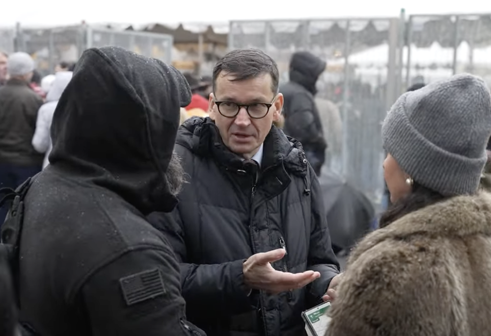 Co tam się stało?! Zagubiony Morawiecki obiektem kpin, prawicowy dziennikarz wietrzy spisek. „Tak się nie robi”