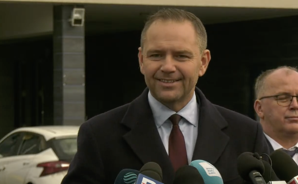 Nawrocki i ksiądz wywołali skandal, teraz się tłumaczą. TAKIE wymówki sobie wymyślili. „Przerywający mikrofon”