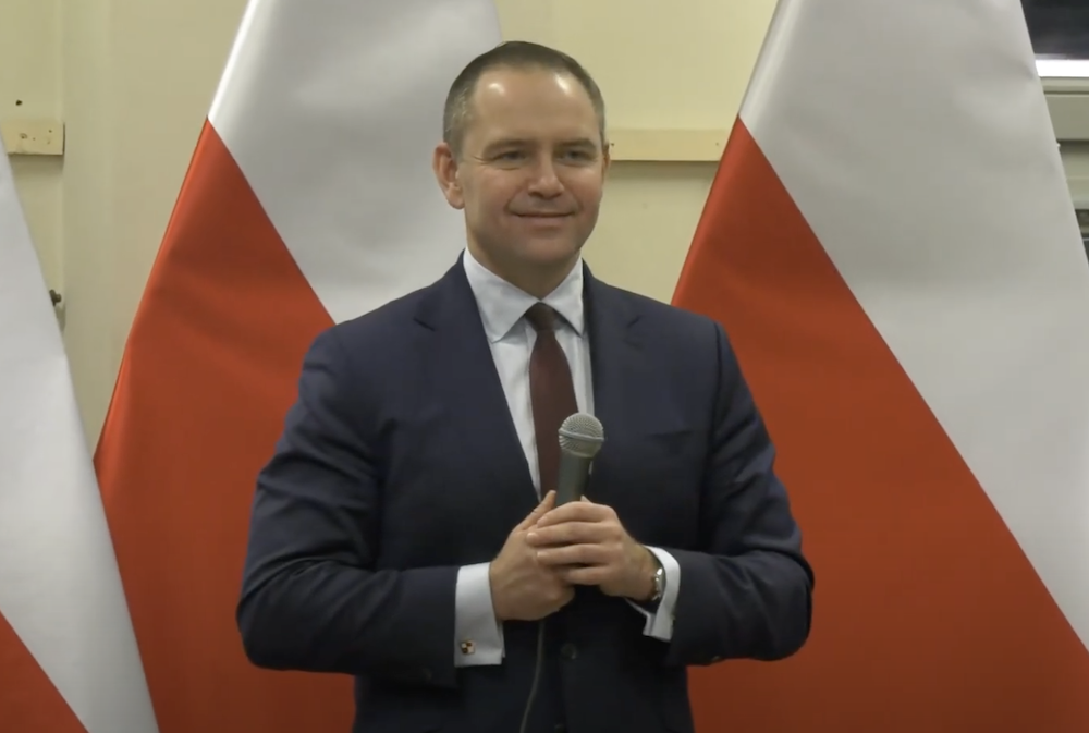 Cała sala skanduje obraźliwe hasło o Tusku, a Nawrocki słucha z uśmiechem. "Jeśli chodzi o pana premiera..."