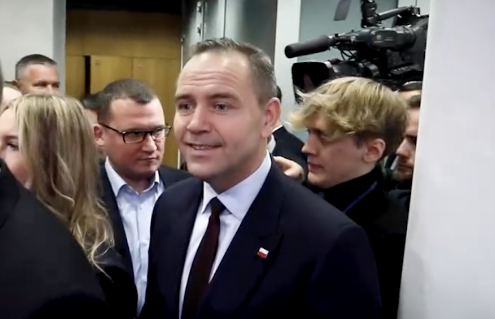 To DLATEGO Nawrocki uciekał przed dziennikarzami. Ekspert zobaczył nagranie i wszystko wyjaśnił. „Ma opiekę, żeby...”