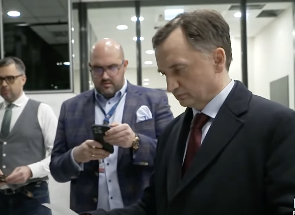 Stało się! Ziobro zatrzymany, jedzie na przesłuchanie. „Sam oddał się w ręce policji”