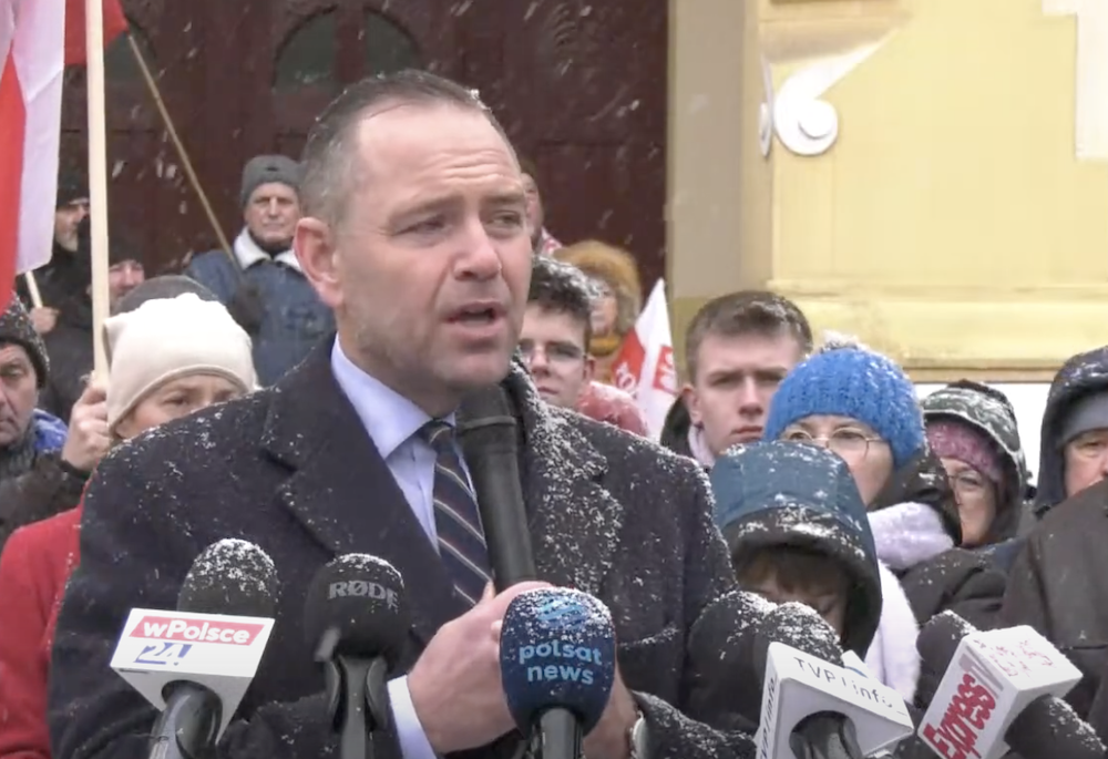 To jest poważny kandydat?! Nawrocki wychwala szare dresy szefa Pentagonu. „Nie musi wkładać na ciało...”