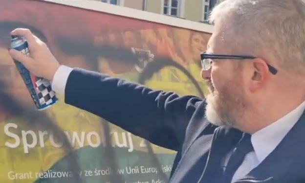 Rozjuszony Braun znowu TO zrobił! Tym razem nie złapał za gaśnicę, ale za spray. "35 tys. złotych straty"