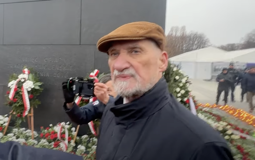 Wieczorne sceny pod pomnikiem smoleńskim! Macierewicz złapał farbę, zareagowała policja. „Robicie przestepstwo”