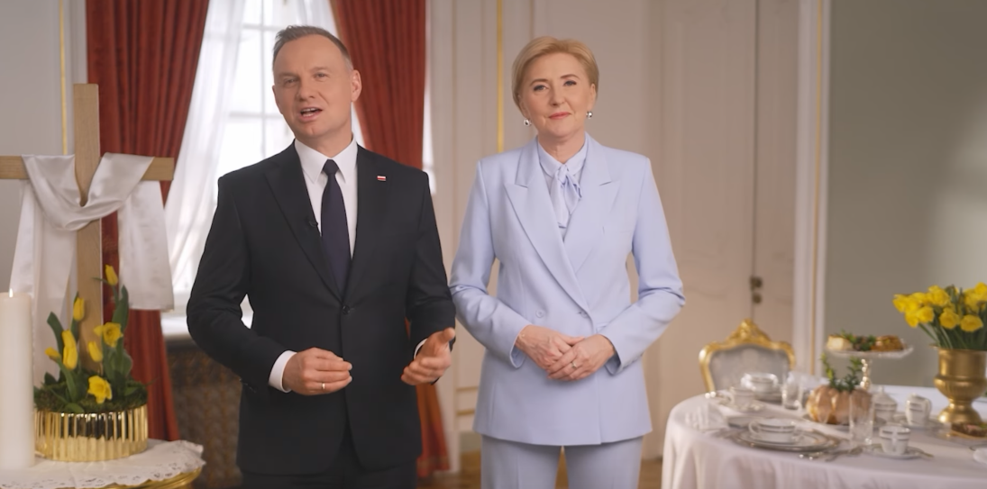 Lawendowa Agata Duda zaliczyła modową wpadkę? Znany ekspert nie oszczędził pierwszej damy. „Szyja optycznie…”