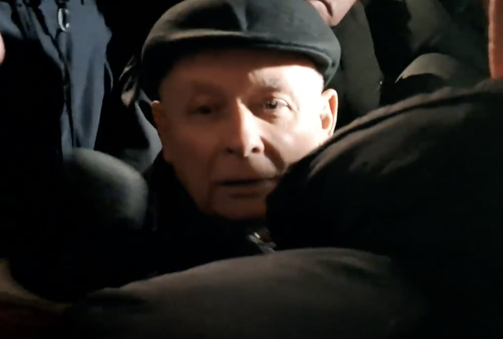 Po zmroku Kaczyński wrócił pod pomnik smoleński i… Co za sceny, potężna kłótnia z manifestantami. „Znowu bredzisz”