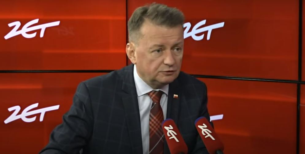 Wściekły Błaszczak złapał za klawiaturę i już sieje zamęt. Wiceminister od razu sprowadził go na ziemię! „Szkodzisz”