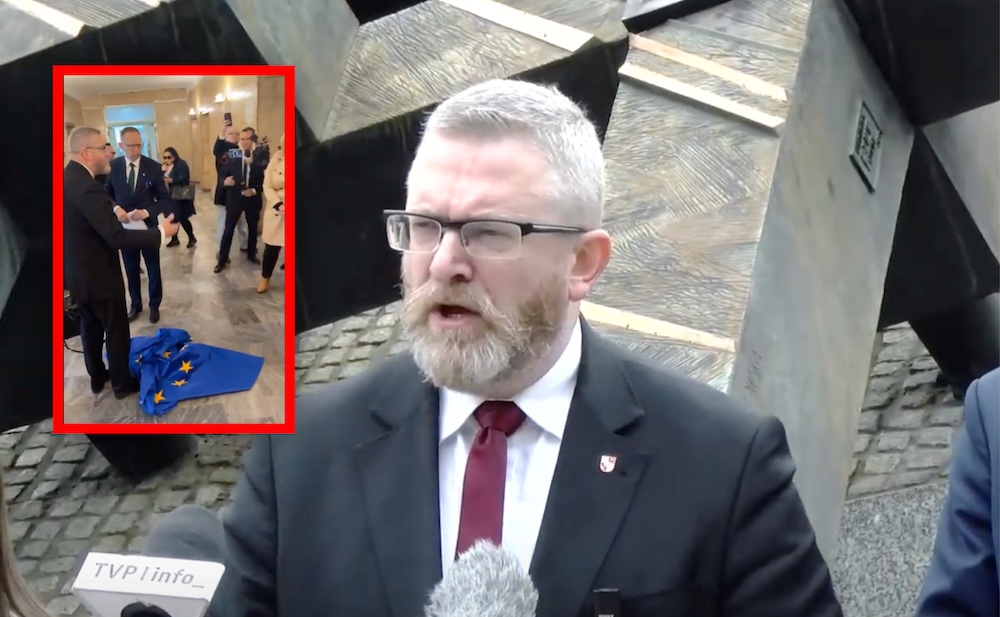 Braun zerwał flagę Unii Europejskiej i zrobił TO na oczach wszystkich. A potem usłyszał złe wieści z PE [WIDEO]