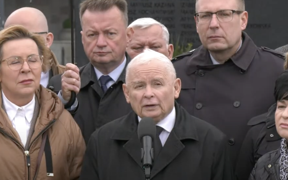 Kaczyński zaskoczył na miesięcznicy! Przemawiał króciutko, ale zdążył uderzyć w Trzaskowskiego. „Jest nie tylko…”