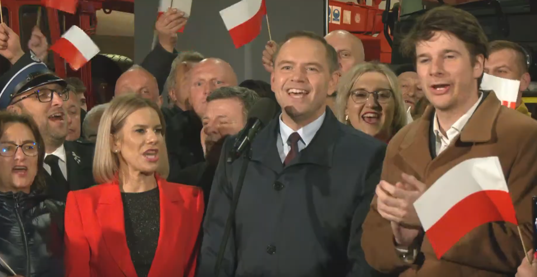 Podekscytowany Nawrocki nie traci czasu! Złapał pączki i ruszył na miasto. „W normalnych warunkach…”