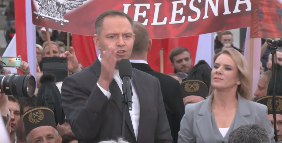 Idol PiS przemówił przed drugą turą, na Nowogrodzkiej klaszczą uszami ze szczęścia. „Niech żyje Karol Nawrocki”