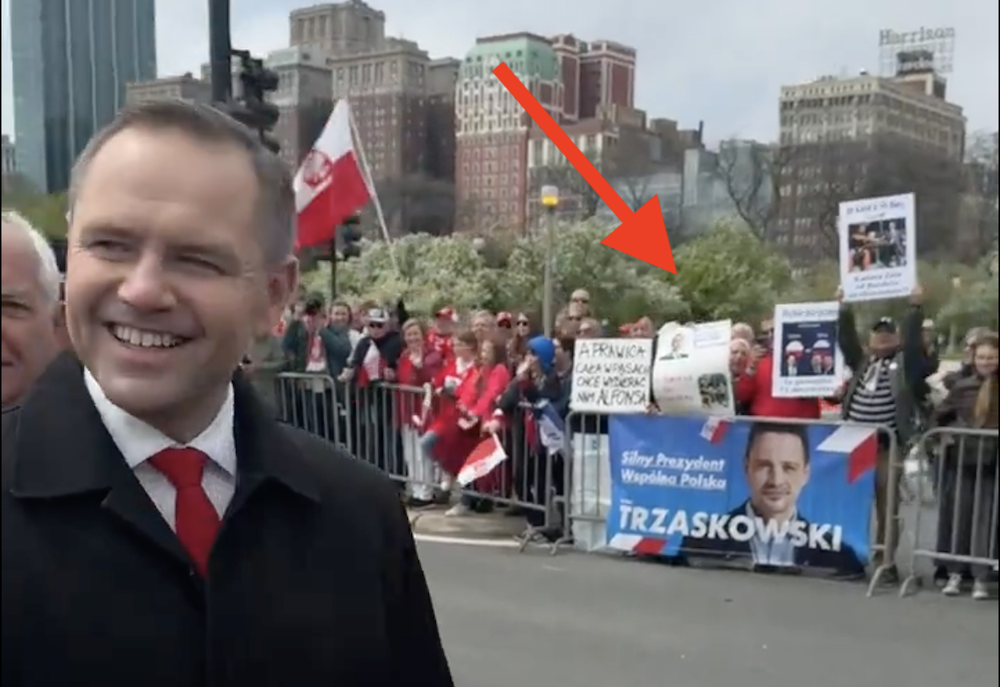 Nawrocki paradował po Chicago, nagle szok! TAK zareagował, gdy zobaczył wymowne transparenty [WIDEO]
