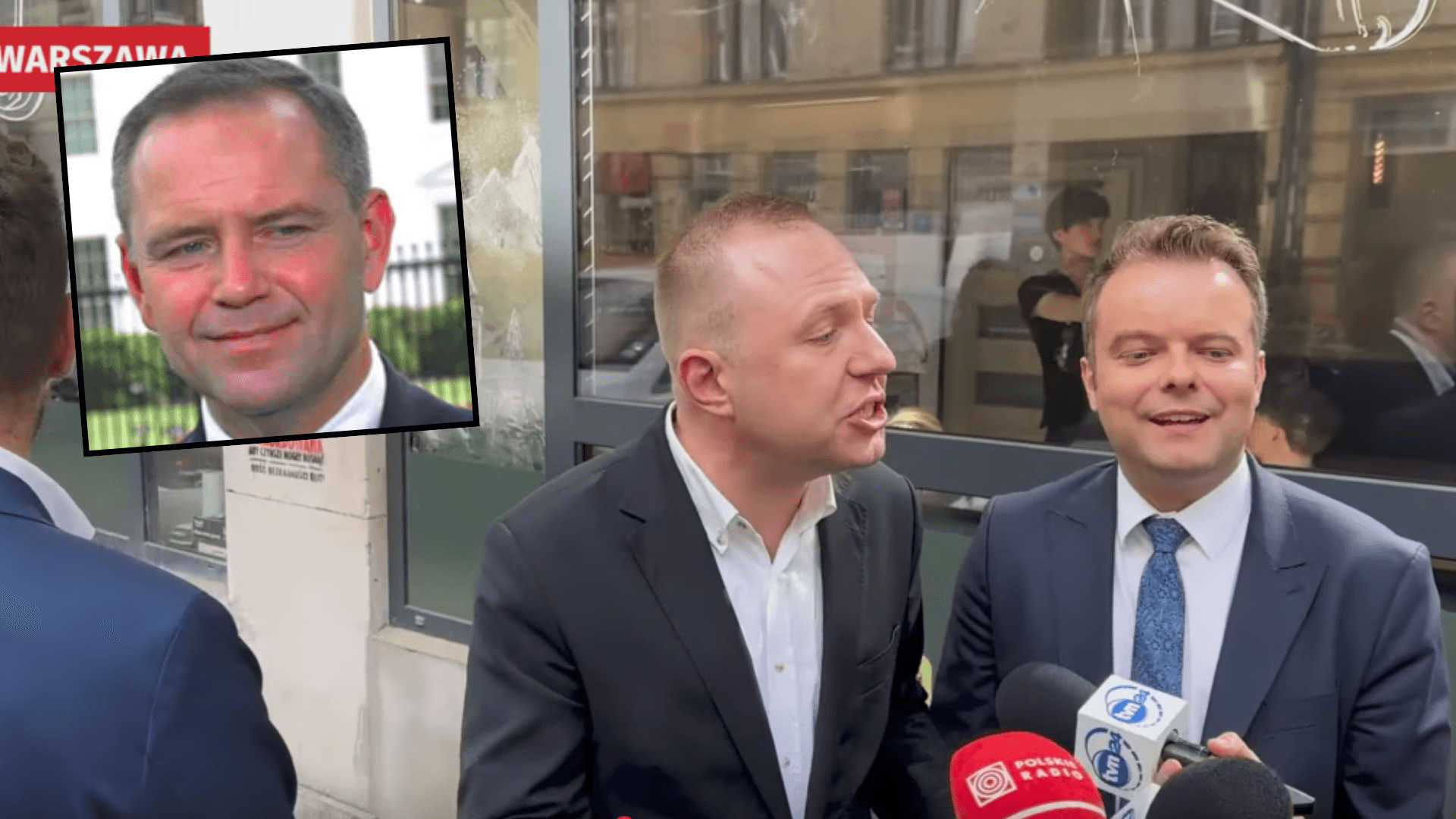 Nerwowe uśmiechy i atak na dziennikarzy, TAK politycy PiS zareagowali na niewygodne pytania. "Kłamczuchy z TVN!"