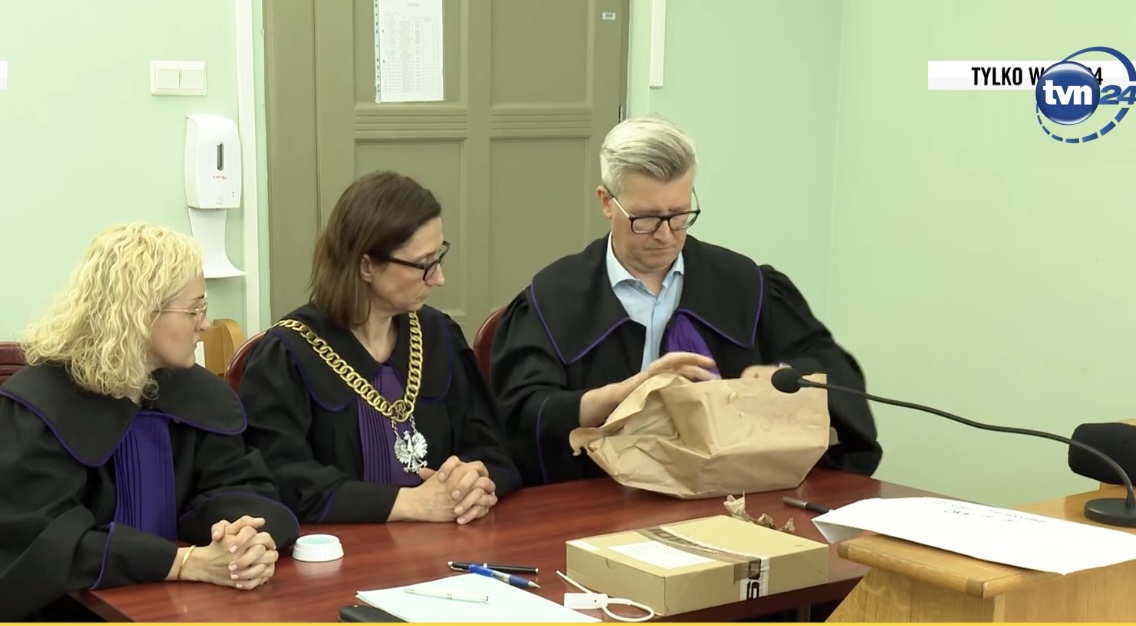 Zaczęło się chwilę po 10.00, w TYM miejscu też ponownie przeliczono głosy. Kwestia jednej karty