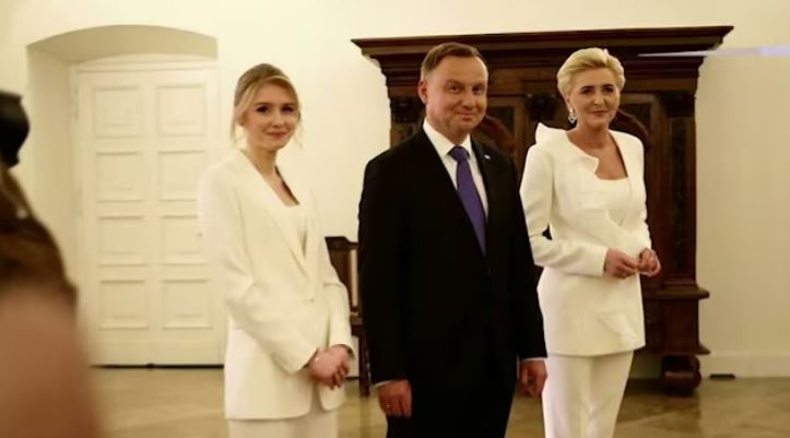 Plotki się potwierdziły, Kinga Duda wzięła ślub w Pałacu Prezydenckim. Wiadomo, kto zapłacił. „Wszystkie koszty”