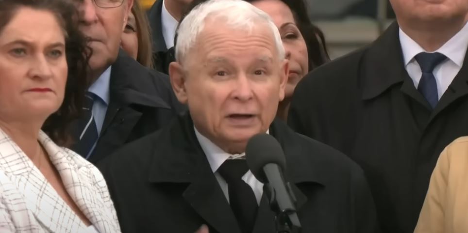 Kaczyński wykorzystał miesięcznicę, naprawę o TYM mówił. Nagle usłyszał jedno słowo. „Kłamca!”