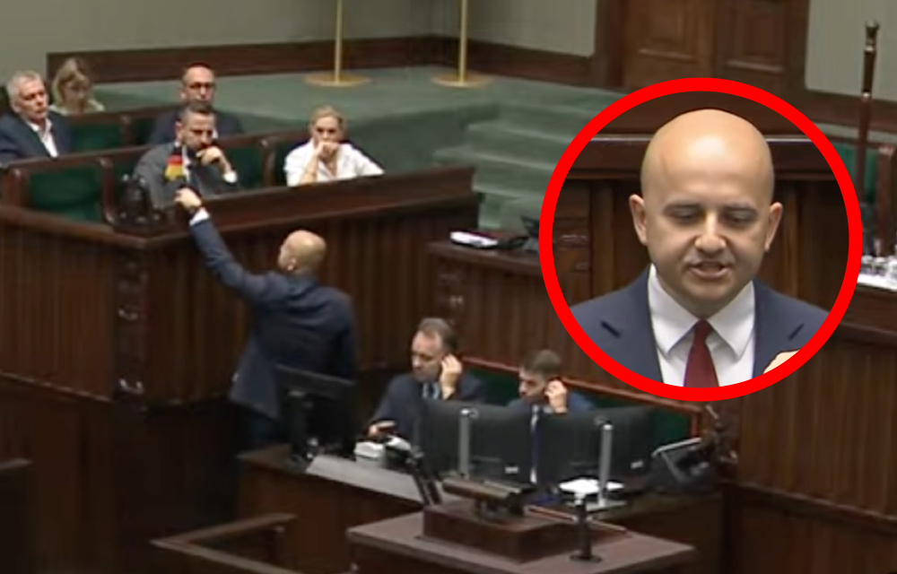 Matecki prowokuje w Sejmie! Nie uwierzycie, co przyniósł na posiedzenie. „Wam się coś pomieszało”