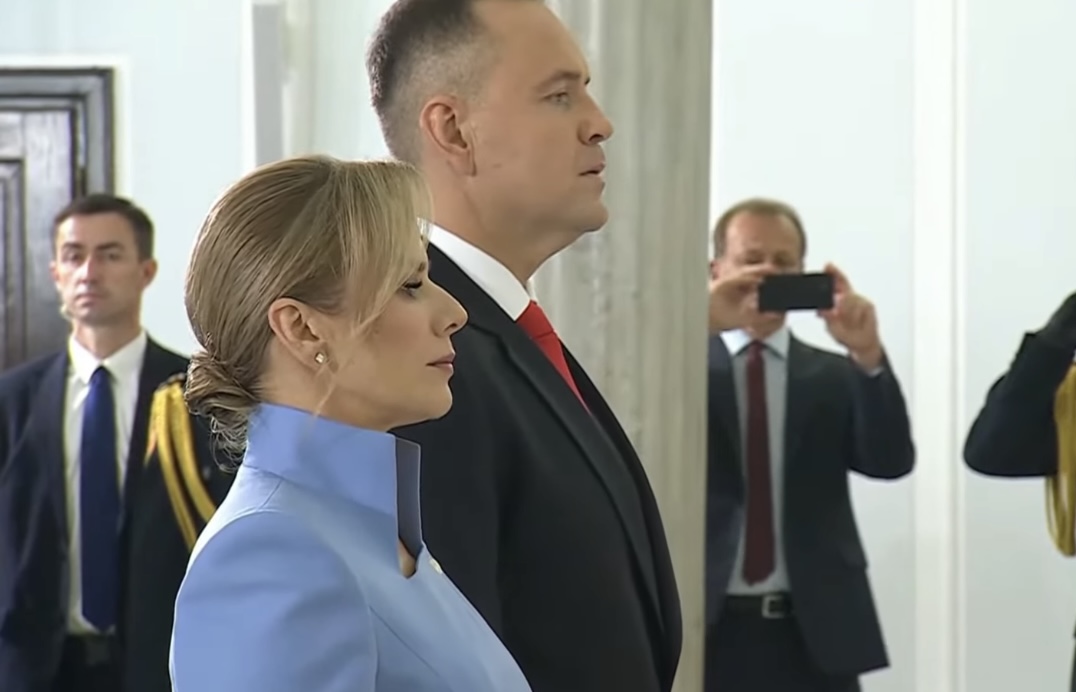 Marta Nawrocka też ma tatuaż, wszystko było widać podczas zaprzysiężenia. „Popularny i uniwersalny”