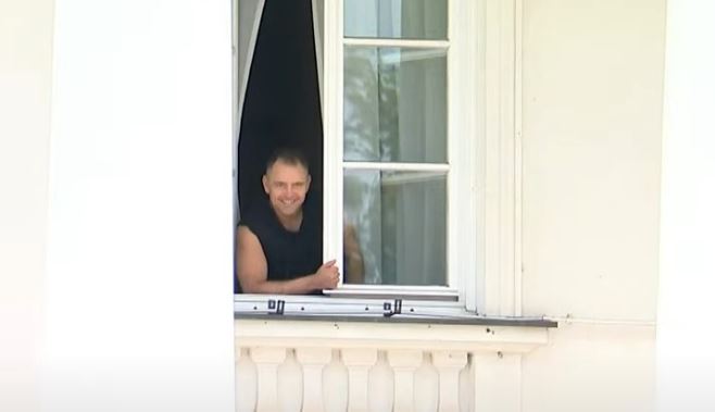 Nawrocki w koszulce pojawił się w oknie, były szef BOR załamał ręce. „Ktoś powinien zareagować”