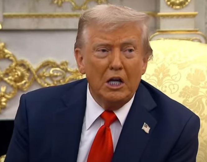 Znowu siniaki! Co się dzieje z Donaldem Trumpem? Nagranie z pola golfowego niesie się po sieci [WIDEO]