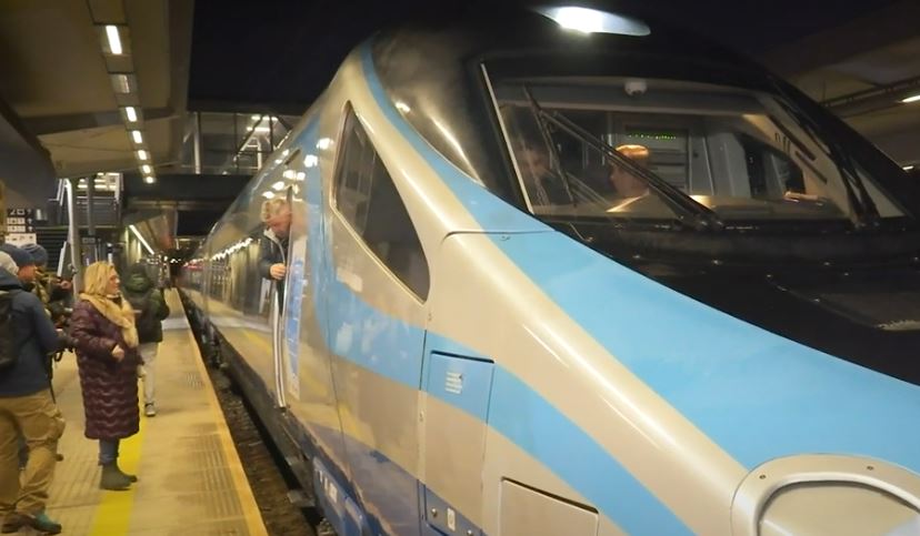 Sceny w pociągu PKP, pasażer od razu zgłosił TO konduktorowi. „Wyrwała dziewczynce telefon z rąk”