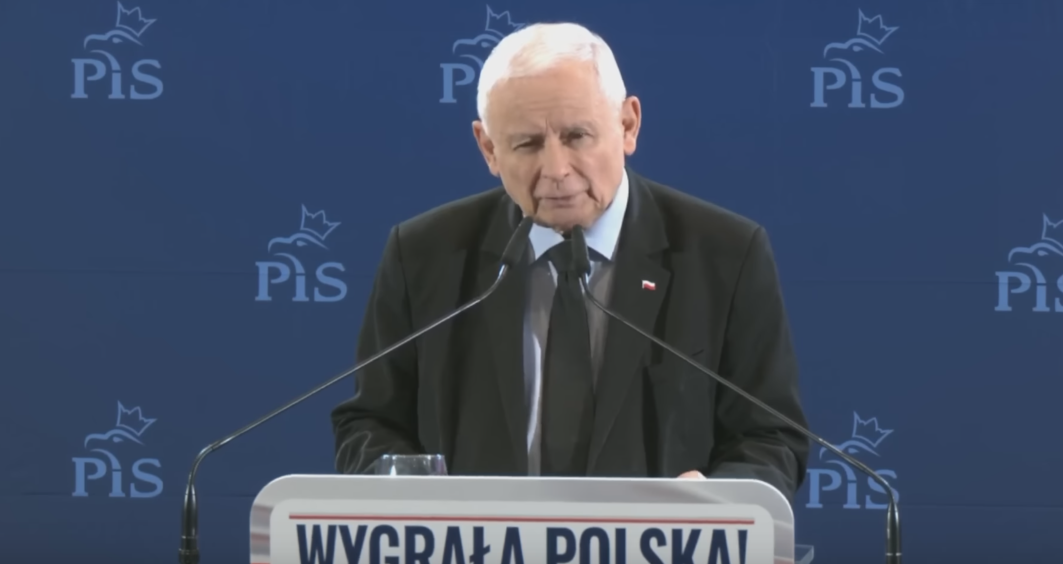 Co on wygaduje? Kaczyński wskazał trzy niebezpieczeństwa, które grożą Polsce. „Atak pod tęczową flagą”