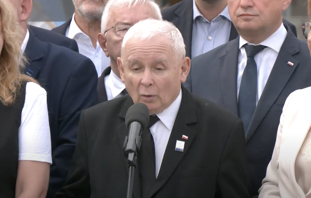 Zaczęło się! Gargamel odpalił się na miesięcznicy, szokujące słowa o manifestantach. „Te śmieci, które tu stoją…”