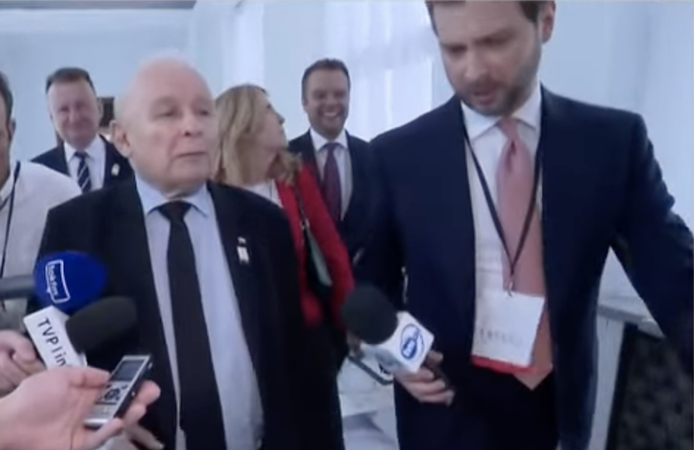 Żenujące zachowanie prezesa! Kaczyński zwyzywał dziennikarza TVN24 na sejmowym korytarzu. „Pan jest…” [WIDEO]
