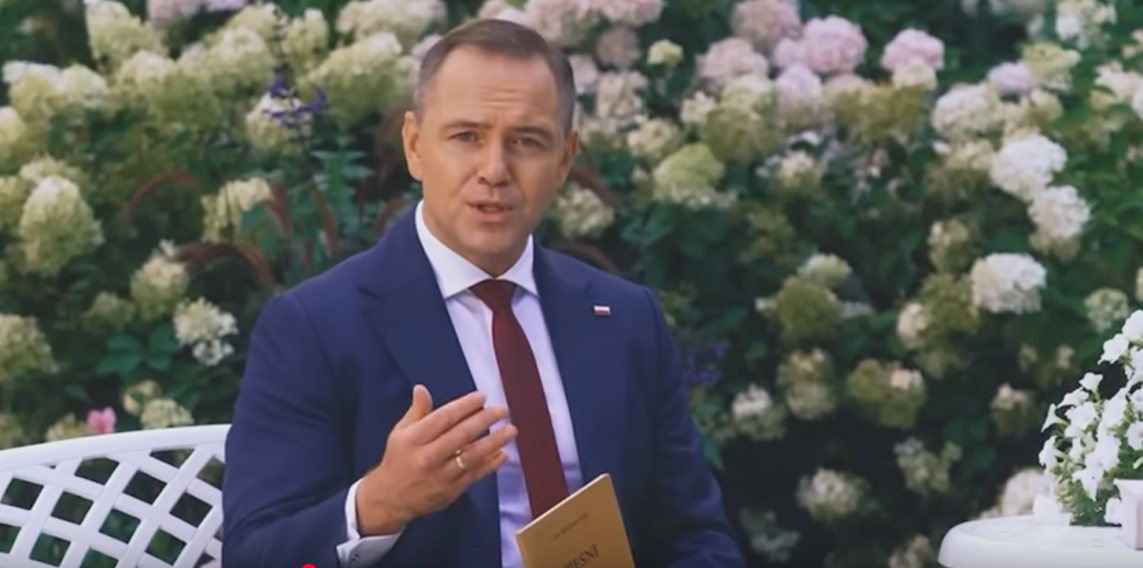 Nawroccy rozsiedli się w ogrodzie i zaczęli czytać. Wszyscy i tak piszą tylko o spodniach. "Najważniejsze, że nie ma widocznych gołych..."