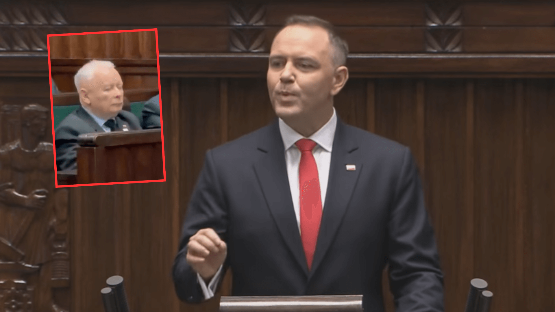 Oczko się przymknęło? Nawrocki przemawiał, ale prezes wydawał się nieobecny. „Wprost zachwycony”