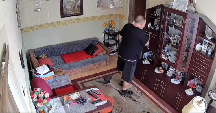 Nagrali złodzieja! Wszedł do mieszkania emerytki i zaczął grzebać w szufladach. "Babcia, babcia!" [WIDEO] - CrowdMedia