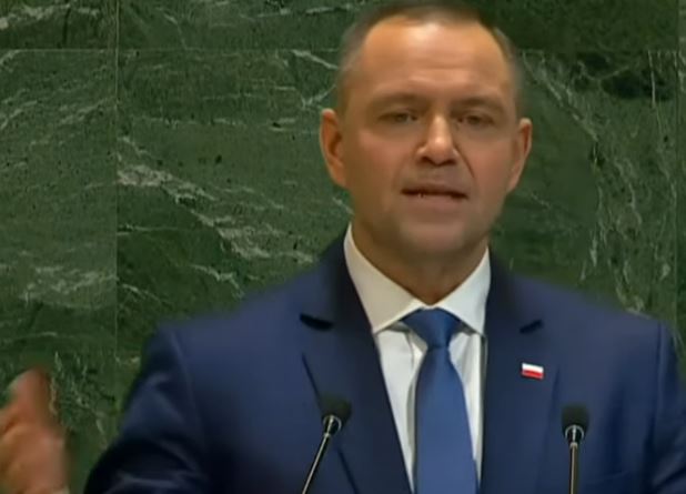 Nawrocki znalazł jeden prosty trik, by rozwiązać problem z angielskim. Mówi po polsku. „Podzielę się z wami”