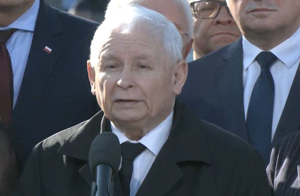 Kaczyński zagrzmiał na miesięcznicy! Mówił o ataku na Polskę, nagle wskazał manifestantów. „Są po tamtej stronie” [WIDEO]