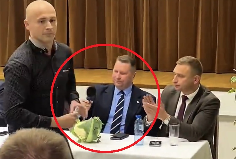 Ale miał minę! Czarnek przyszedł na spotkanie z rolnikami, a tu TAKI prezent. „Jaki jest problem?” [WIDEO]