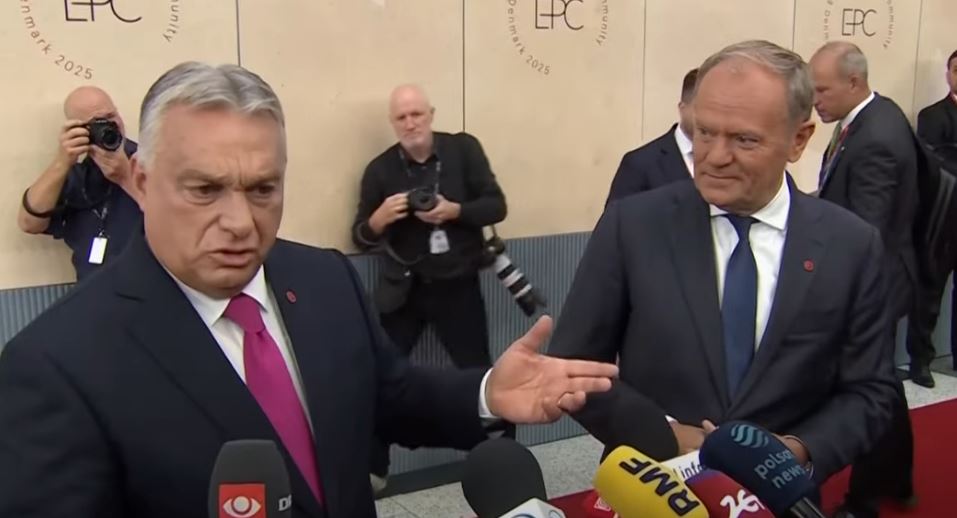 Wszystko na oczach dziennikarzy! Trwała konferencja, Tusk zawołał Orbana i… „Lubię, gdy używasz…” [WIDEO]