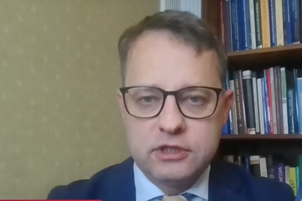 Romanowski siedzi w Budapeszcie, ale kasa z Polski płynie. Wypłaciliśmy mu fortunę! „Na remont i biuro”