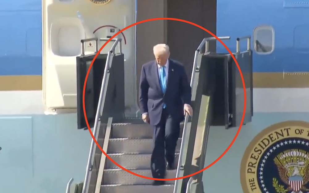 Co się dzieje z Trumpem? Tak się śmiał z Bidena, a sam ledwo człapie. "Bardzo ostrożny"