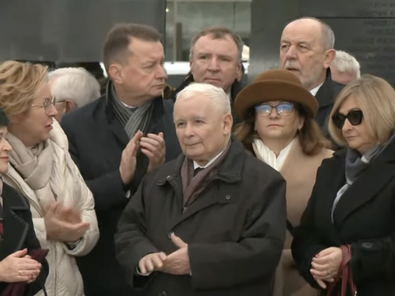 Na Nowogrodzką zjechały tłumy działaczy PiS jakby sam Jarosław Kaczyński obchodził dziś urodziny. Powód pospolitego ruszenia było jednak zupełnie inny. 