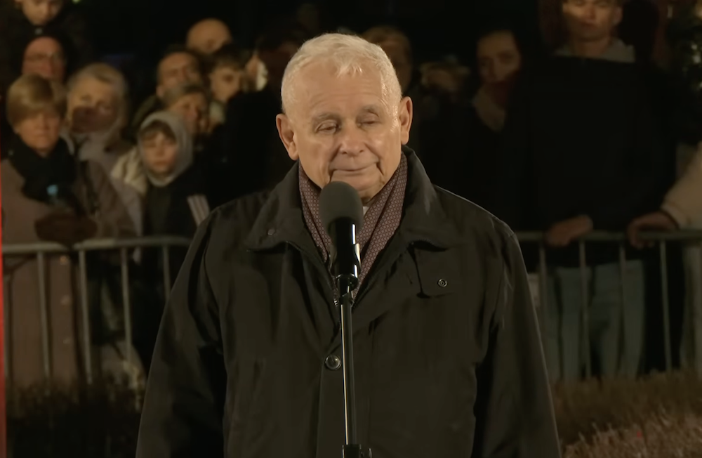 Po zmroku Kaczyński wrócił na Plac Piłsudskiego i znowu przemówił. Prezes postraszył Polaków! „Niepodległość zagrożona”