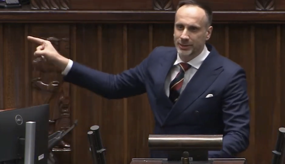 Nie wytrzymał! Pobudzony Kowalski wtargnął na mównicę i krzyczał w stronę ważnego ministra. „Będzie się pan…” [WIDEO]