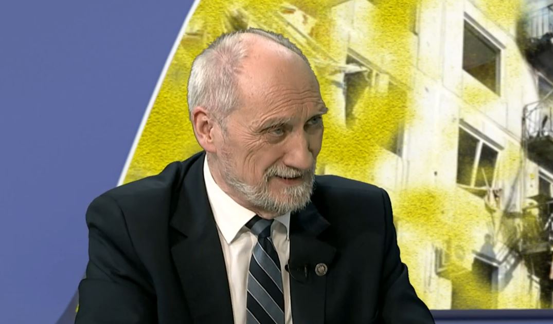 Stało się! Macierewicz usłyszał zarzuty, chodzi o dokumenty... ze Smoleńska! "Ściśle tajne"